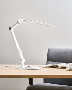 Lampe de Bureau LED Argentée avec Bras Réglable et Pivotant Variateur Modes CCT
