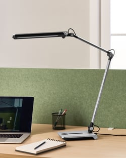 Lampe de Bureau LED Argentée avec Bras Réglable et Pivotant Variateur 5 Modes Minuterie