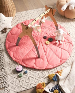 Tapis de Jeu Rose en Coton Matelassé 110 x 110 cm en Forme de Fleur Accessoire Chambre Enfant Style Moderne