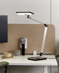 Lampe de Bureau Argentée en Aluminium 73 cm à LED Intégrées Tactile Intensité Lumineuse Variable Bras Ajustable Style Moderne Industriel