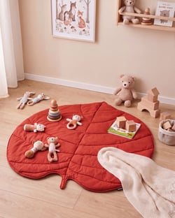 Tapis de Jeu pour Enfants Rouge en Coton Matelassé 110 x 110 cm en Forme de Feuille Accessoire Chambre Style Moderne