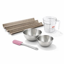 Set pâtisserie avec moule perforé 3 baguettes 38,5 x 24,6 cm en acier, 2 bols à mixer, verre mesureur et spatule Zenker