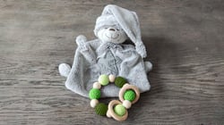Hochet bois crochet vert Montessori