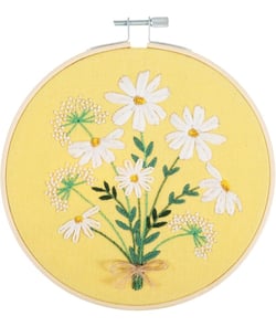 Kit de Broderie "Daisies" avec Cercle en Bois de 15cm – Trimits | Un Kit Parfait pour Débutants et Experts 52 Daisies