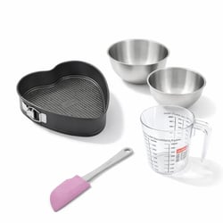 Set pâtisserie avec moule à gâteau cœur 27 x 25 cm en acier, 2 bols à mixer, verre mesureur et spatule Zenker