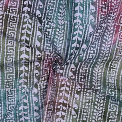 Tissu Batik de Coton frises stylisées sur fond Vert sauge