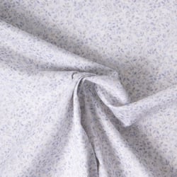 Tissu Popeline de Coton légère Fleur bleu lavande et gris bleuté sur fond Blanc cassé