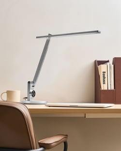 Lampe de Bureau LED Argentée avec Bras Réglable et Pivotant Variateur 10 Modes Minuterie