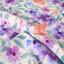 Tissu Voile de Viscose digital Fleurs lilas aquarelle sur fond Blanc cassé