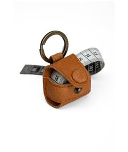 ETUI EN CUIR POUR MÈTRE RUBAN - MALMÖ - MUUD Whisky taille n°Hauteur: 3 cm et Largeur: 4 cm