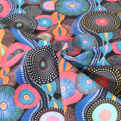 Tissu Coton imprimé Boubou bleu sur fond Noir - Au mètre