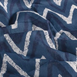 Tissu  Voile de Coton Batik Kaya chevrons sur fond Bleu marine