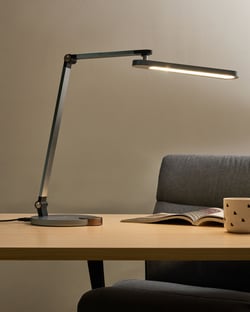 Lampe de Bureau Grise en Matériau Synthétique 3 Modes de Température Chargeur sans Fil Variateur Abat-Jour Réglable Style Moderne