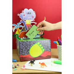 Urne Anniversaire enfant à assembler Dinosaure et Volcan 20,5 cm