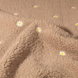 Tissu Fausse fourrure Mouton paquerettes brodées Héloise sur fond Marron clair - Au mètre