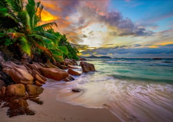 Plage des Seychelles au Coucher du Soleil