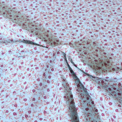 Tissu Popeline de Coton légère Motif floral sur fond Bleu ciel