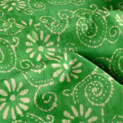 Tissu  Voile de Coton Batik Naya Bali sur fond Vert gazon