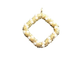 Pendentif losange torsadé avec perles blanches - 29*25mm - doré