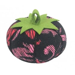 Tomates porte épingles arabesques rouges et roses sur fonds noir 8cm