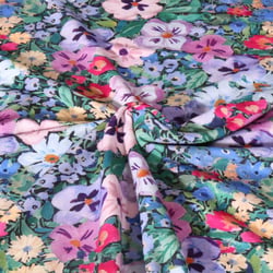 Tissu Jersey Viscose Digital Fleurs parme, violettes et vertes sur fond Noir