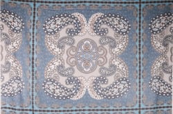 Tissu  Panneau Satin Gianni Tessuti 90x140cm arabesque sur fond Bleu