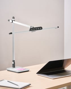 Lampe de Bureau LED Argentée avec Bras Réglable Professionnelle Variateur CCT Mode Température de Couleur