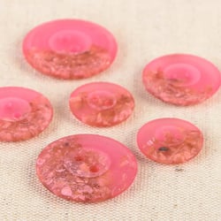 Bouton rond 2 trous copeaux 19mm fuchsia