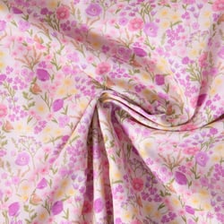 Tissu Popeline de Coton légère imprimé Jardin fleuri rose et lilas sur fond Rose clair