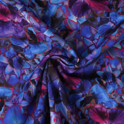Tissu Viscose stretch Bloom Nocturne fleurs Violettes sur fond Bleu roi - Au mètre