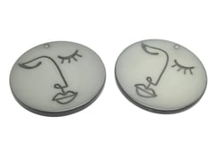 2 Pendentifs ronds en acrylique 40mm gris - visage abstrait