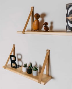 Étagère flottante bois sangle cuir 60cm