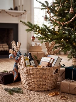 Panier Décoratif de Noël Naturel en Jacinthe d'Eau Tressée avec Accessoire Oreille de Renne