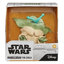 Mini figurine baby Yoda mange une grenouille- 5,5 cm