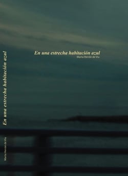 En una estrecha habitación azul