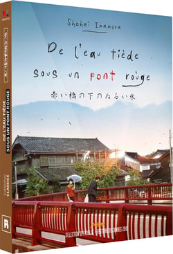 De l'eau tiède sous un pont rouge