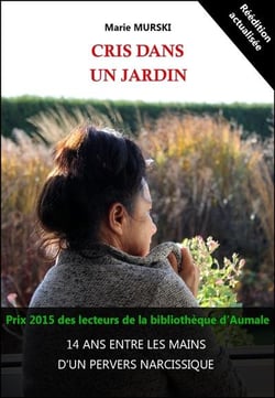 Cris dans un jardin
