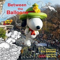 Between the balloons: my thanksgiving parade /anglais