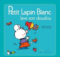 Petit Lapin Blanc lave son doudou