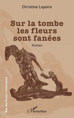 Sur la tombe les fleurs sont fanées