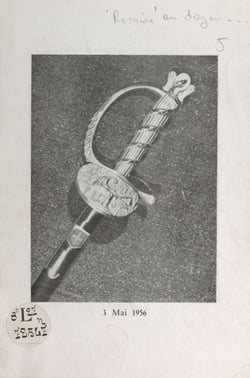 Remise au doyen René Fabre, de la Faculté de pharmacie de Paris, de l'épée qui lui a été offerte à l'occasion de son élection à l'Académie des sciences le 3 mai 1956