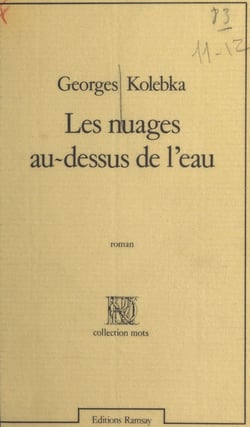 Les nuages au-dessus de l'eau