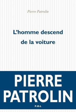 L'homme descend de la voiture