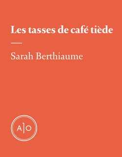 Les tasses de café tiède