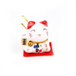 Chat porte-bonheur japonais manekineko, KURO, noir et rouge