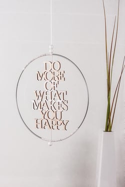 Écriture en bois "Do more of what makes you happy"