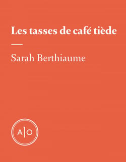 Les tasses de café tiède