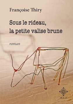 Sous le rideau, la petite valise brune
