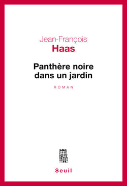 Panthère noire dans un jardin
