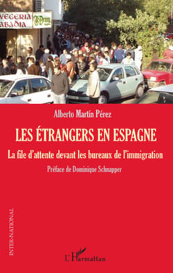 Les étrangers en Espagne - La file d'attente devant les bureaux de l'immigration